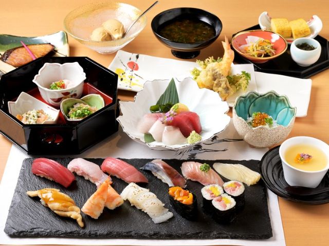 每月更換的四季套餐料理，盡享極上握壽司