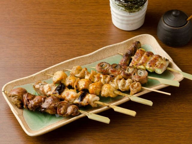用绝品的自制酱料品尝种类丰富的烤串,包括肉类、鱼类和蔬菜
