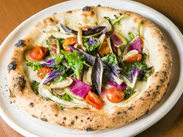 A fusion of fresh Nara ingredients and Italian cuisine. The wood-fired pizza is extremely popular.