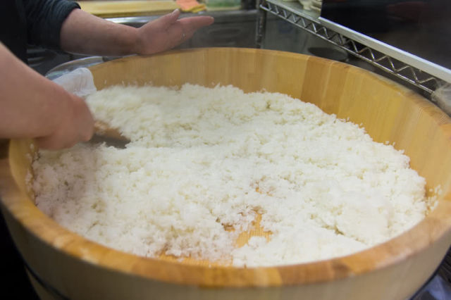 漫步在小樽站和運河旁♪來場小樽美食約會吧！我們將為您介紹能夠盡情享用小樽美食的午餐和晚餐。