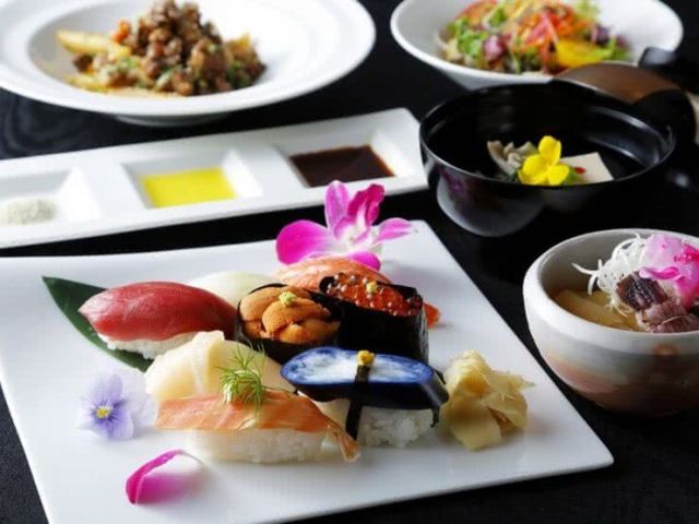 漫步在小樽站和運河旁♪來場小樽美食約會吧！我們將為您介紹能夠盡情享用小樽美食的午餐和晚餐。