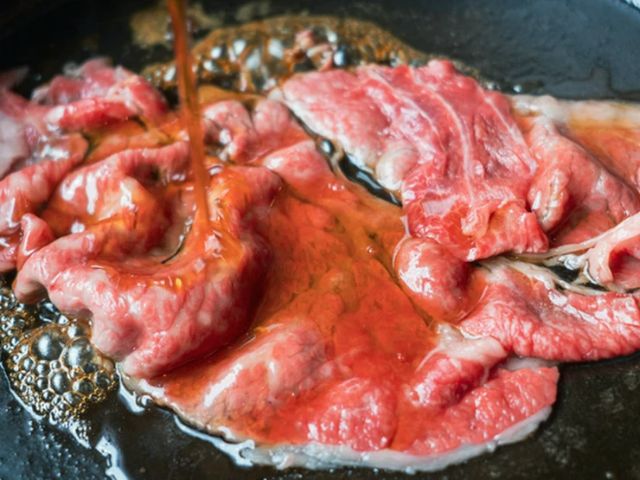 享受奈良縣產食材的壽喜燒套餐。創意豐富的菜單