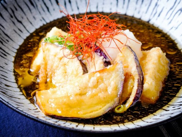 圍爐裏引出奈良縣產蔬菜的魅力。宮崎縣品牌雞・櫻姬也是名物