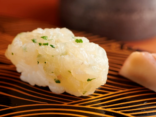 Enjoy 'Oil Sushi' with a combination of salt and oil. Experience the unique taste.