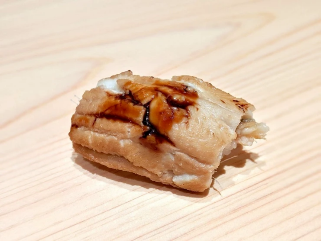 鱼的脂肪和醋饭的酸味和咸味。品尝到的海鲜美味在江户前寿司中享受