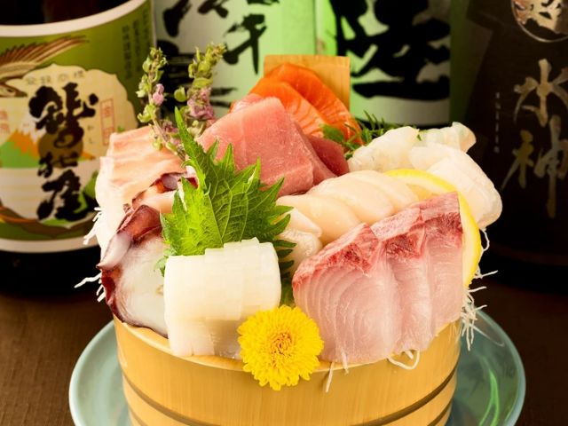 A long-established seafood restaurant directly managed by a high-quality fish store where customers can enjoy fresh seafood.