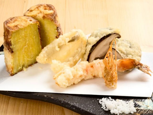 Exquisite tempura enjoyed while watching the chef's performance