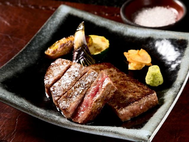 A popular restaurant where one can enjoy premium steaks and other dishes mainly made with ingredients from the Tohoku region
