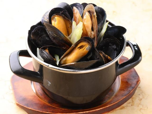 Enjoy approximately 100 types of Belgian beer and traditional Belgian cuisine