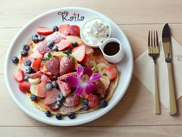 在當地氛圍中享用滿滿水果的鬆餅！