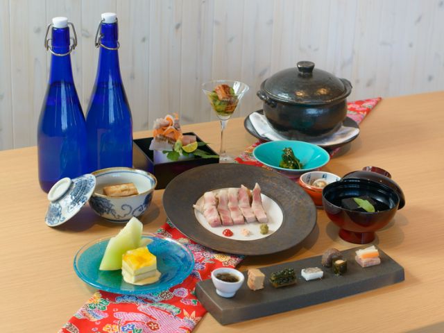 At a restaurant located in a hotel on the hilltop of Onna Village, savor the flavors of Okinawa to your heart's content.