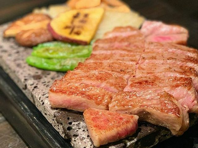 The luxury of savoring carefully selected sirloin in Gion