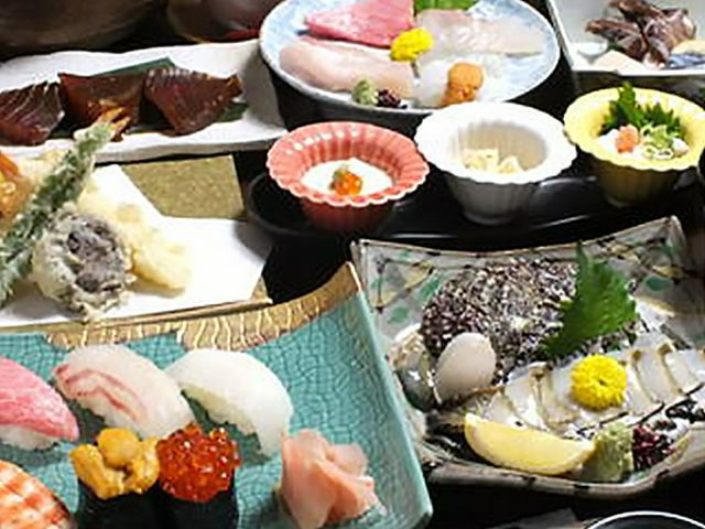 自己烤鲜鱼的炭火烧和日本酒度过愉快时光