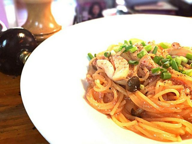 A cafe where one can enjoy approximately 50 food menu items and adorable sweets
