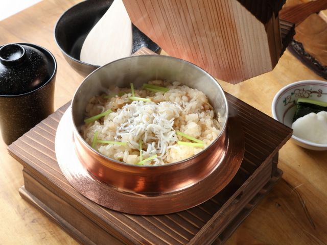 Enjoy the chef's skillful kamameshi, à la carte dishes, and courses