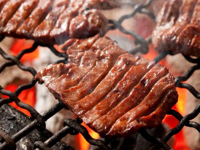 Thick yet tender, the restaurant's special beef tongue is a must-try for savoring its unique flavor.