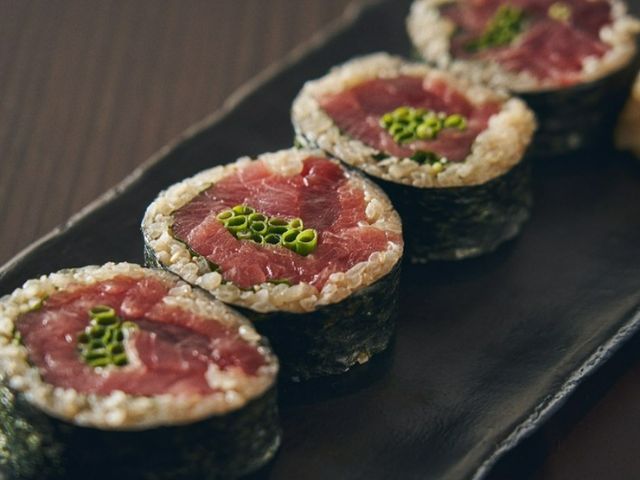 靜靜地舉杯的隱密大人酒吧