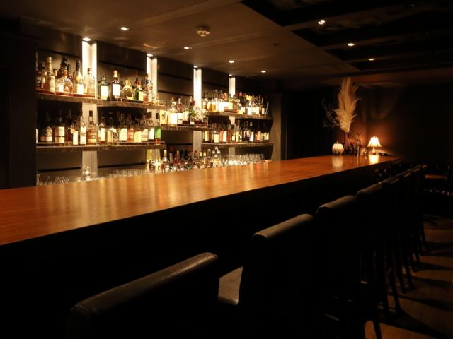 An authentic bar popular for its seasonal fruit cocktails