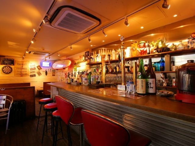 A dining bar with the comfort of a beach house