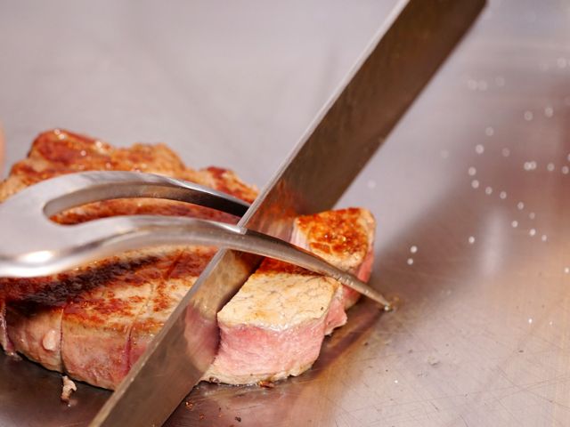 享用鐵板燒料理，包括黑毛和牛、伊勢龍蝦等直送食材