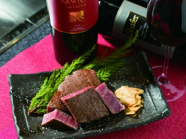 在隱密的空間中，隨意享受高品質的黑毛和牛和時令食材