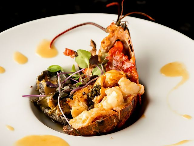 以美麗的表演完成的精選食材鐵板燒