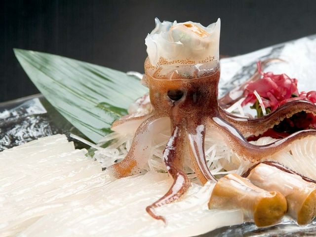 An izakaya with a massive aquarium that offers an impressive experience, cooking live seafood on the spot