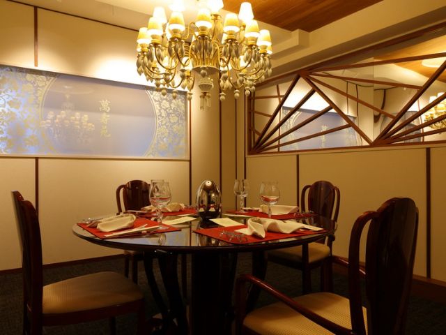 In a luxurious space limited to one group per day, enjoy Cantonese cuisine and dim sum that delight the senses.