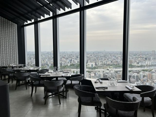 從地上150米的眺望和少量多品項的套餐菜單是我們的驕傲