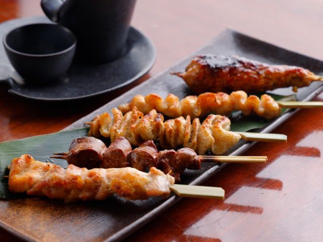 Savor juicy yakitori made from domestic chicken at an izakaya with the fragrant aroma of charcoal grilling.