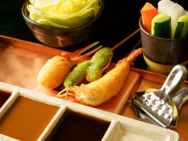 Enjoy authentic Kansai-style kushikatsu with a lively atmosphere, showcasing the craftsmanship of skilled artisans.