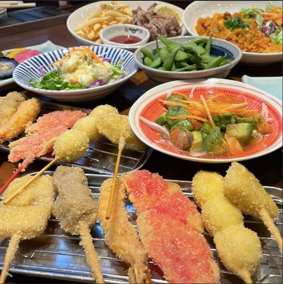 엄선한 식재료를 소기름으로 바삭하게 튀긴 꼬치튀김을 만끽