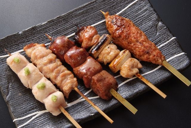 닭고기 전문 도매상이 운영하는, 야키토리의 노포에서 맛보는 닭 요리와 일본주