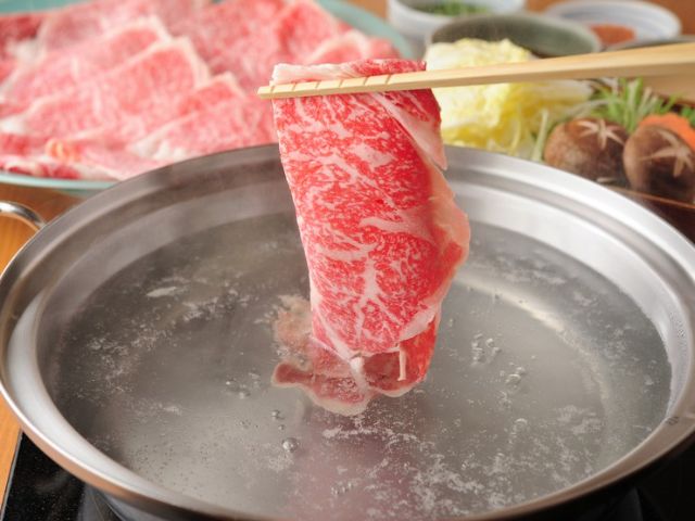 Enjoy Kuroge Wagyu shabu-shabu with monthly selected Japanese sake
