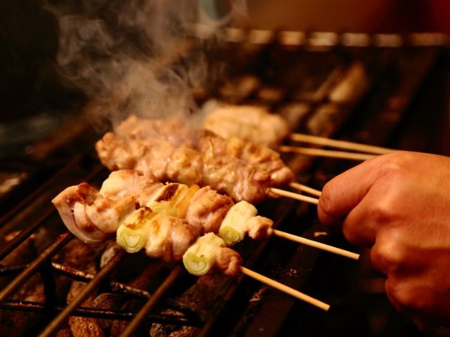 味道和氛围都很丰富多彩！在大阪可以品尝到美味的烤鸡店｜大阪