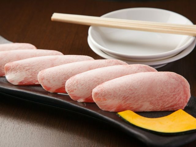 在當地深受喜愛的老字號燒肉店，盡享珍貴部位的美味