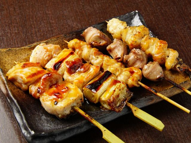 후시미의 양조장에서 직송되는 신선한 일본 사케와 야키토리를 맛보다