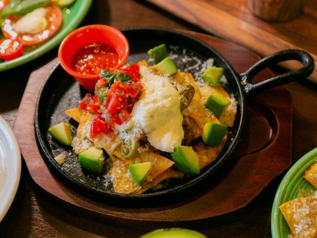 充滿使用高級濃郁酪梨料理的墨西哥酒吧