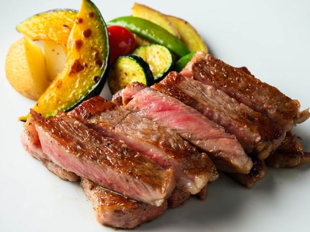 아사쿠사의 모던한 일본식 공간에서, 고베 소고기의 맛에 매료되다