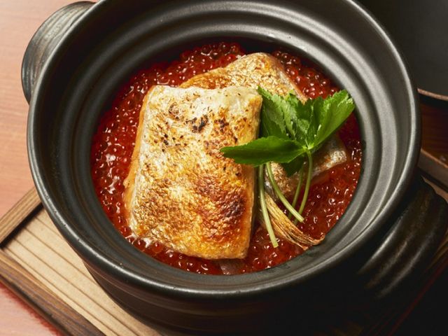 지하에 자리한 숨겨진 가게에서 계절을 느낄 수 있는 창작 요리를 맛보다