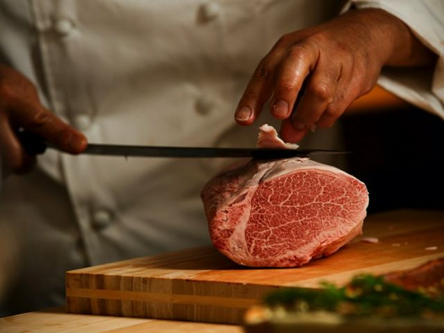 最上級和牛的炭火燒烤和可以享受現場烹飪感的燒肉割烹