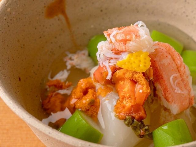 Experience kaiseki cuisine that showcases the craftsmanship of skilled chefs in a completely private hidden restaurant.