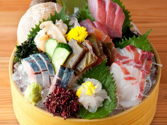 在鐵道橋下享受輕鬆氛圍，品味富山豐富的美食