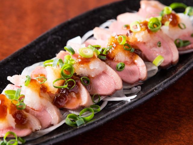 在宁静的空间里,品尝精心制作的料理和美酒