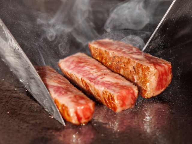 At this hidden gem offering heartwarming service, guests can fully enjoy Kobe beef.