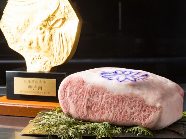 A renowned teppanyaki restaurant in Kobe, loved since 1945
