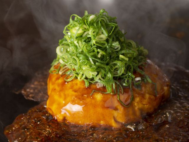 A restaurant near the station where guests can enjoy Hiroshima-sourced ingredients in okonomiyaki and teppanyaki dishes