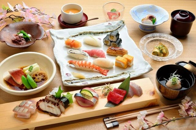 Enjoy sushi made with natural ingredients from the Seto Inland Sea while gazing at the night view