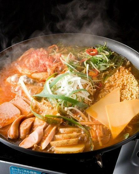 오리지널 수프의 감칠맛이 가득한, 뜨거운 '부대찌개'가 명물