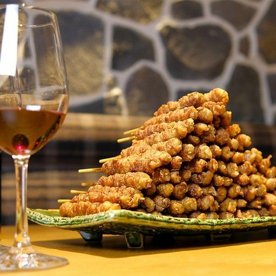 Cheers with barrel-aged fresh wine and Guruguru Torikawa